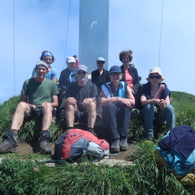 Die Tourengruppe posiert stolz auf dem Rophaien.