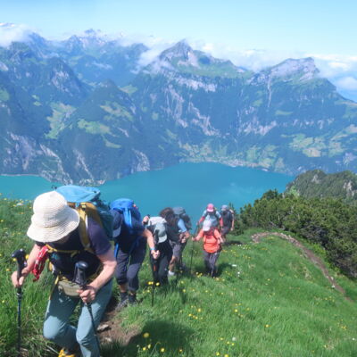 Steilgeht es hoch - im Hintergrund immer der blaue See!