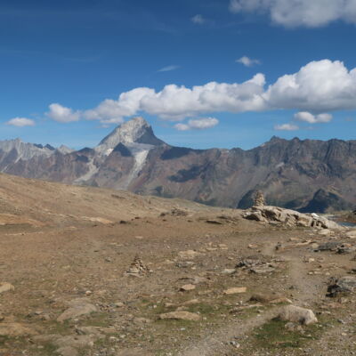 Das Bietschhorn begleitet uns auf dem Abstieg ins Lötschental.