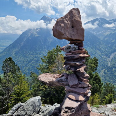 der dritte Aussichtsgipfel: das Fliederhorn, im Hintergrund der Niesen