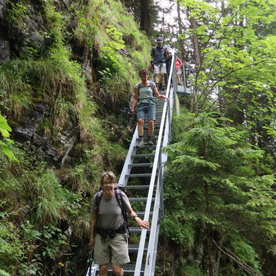Kurz vor der Telepfadlücke erleichtert eine Treppe den Zwischenabstieg.