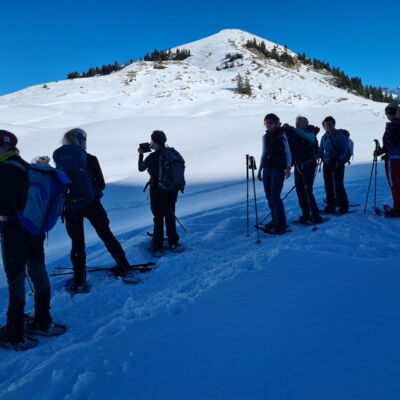 Lichtspiel zwischen Sonne und Schatten auf dem Abstieg