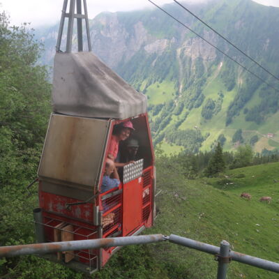 Mit dem luftigen Seilbähnli geht's nach Riemenstalden Chäppeliberg.