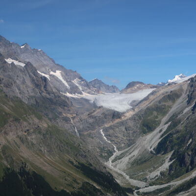 Gasterntal mit Blick auf das Mutthorn, das Jungfraujoch und den Kandergletscher.