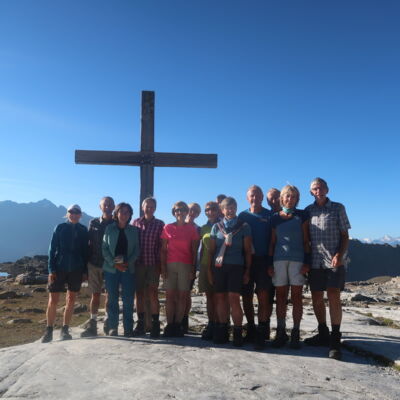 Zufriedene WanderInnen auf dem Lötschenpass.
