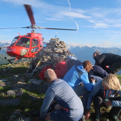 Ein Helikopter überrascht uns auf dem Gipfel: die Wegmarkierer steigen aus.