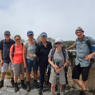 Die Wander:innen posieren stolz auf dem Esel.