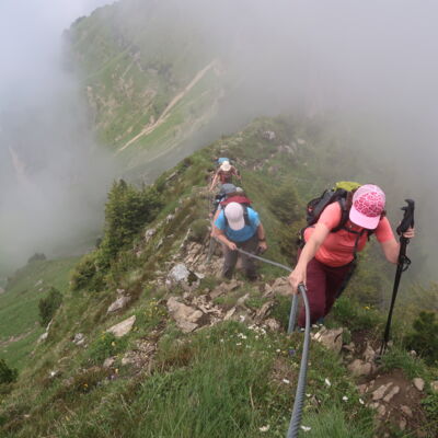 Nebel umschliesst die Tourengruppe bei der Querung des Grates.