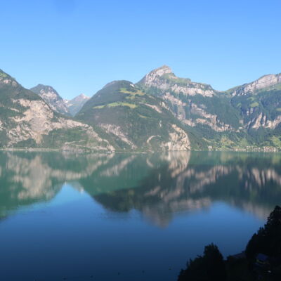 Oberbauen und Niederbauen spiegeln sich im Vierwaldstättersee